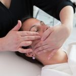 Wohltuende Gesichtsmassage