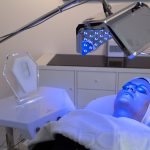 Gesichtsbehandlung unter Blau-Licht